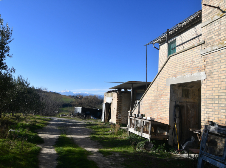 Farmhouse with Sibillini Mountains view