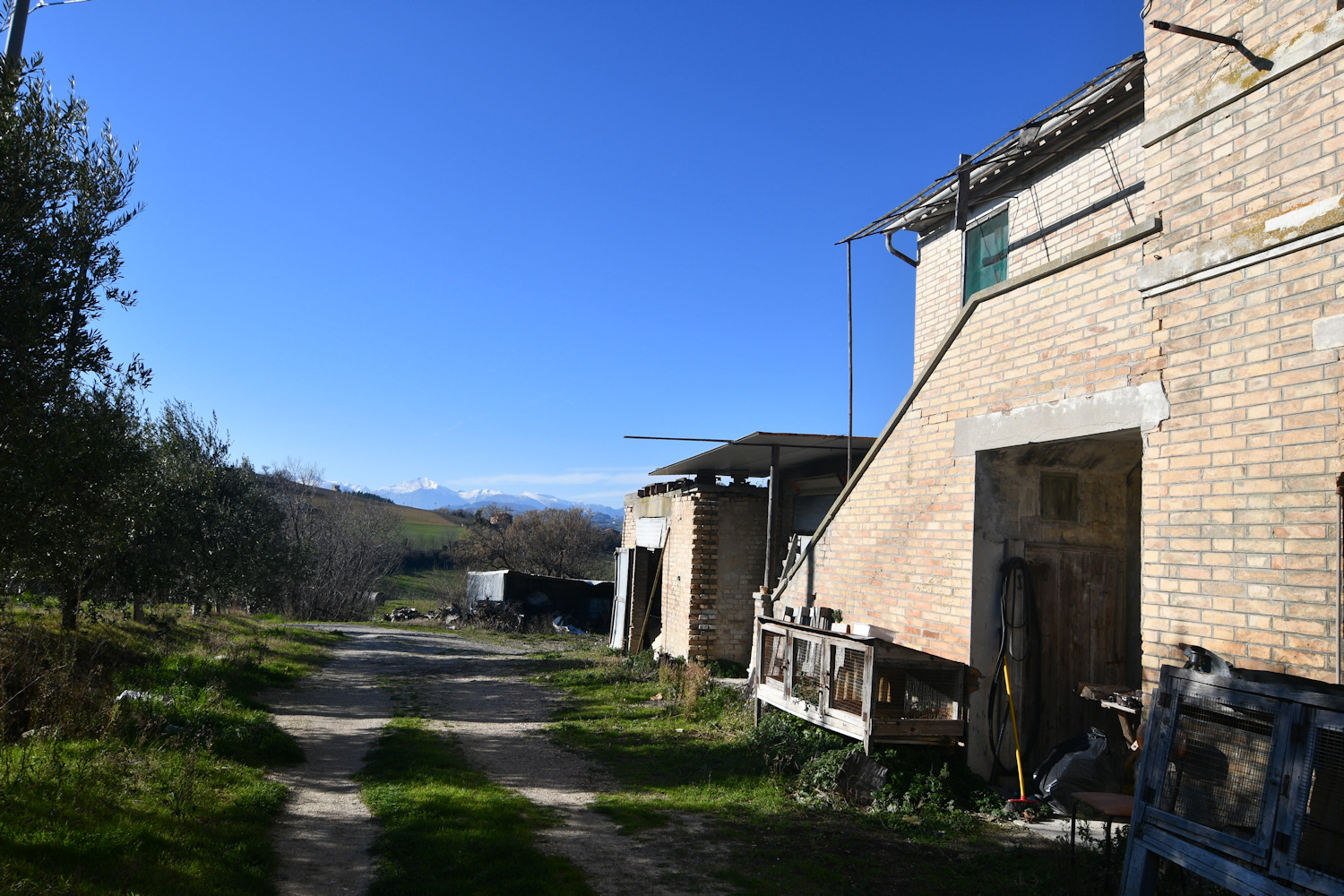 Farmhouse with Sibillini Mountains view