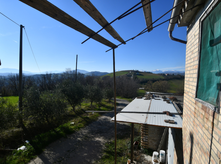 Farmhouse with Sibillini Mountains view