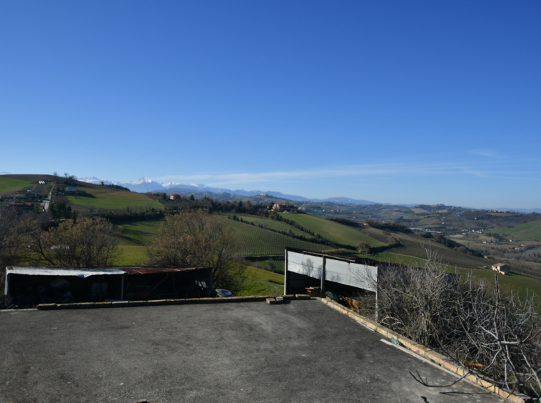 Farmhouse with Sibillini Mountains view