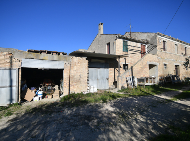 Farmhouse with Sibillini Mountains view