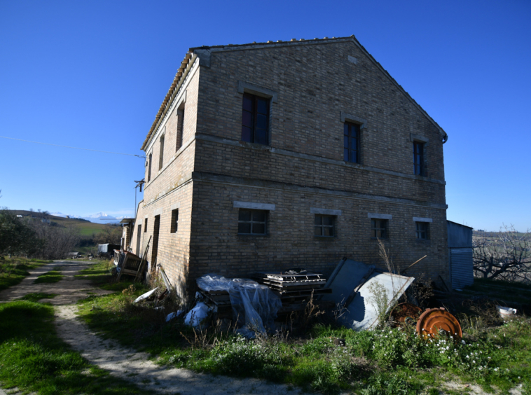 Farmhouse with Sibillini Mountains view