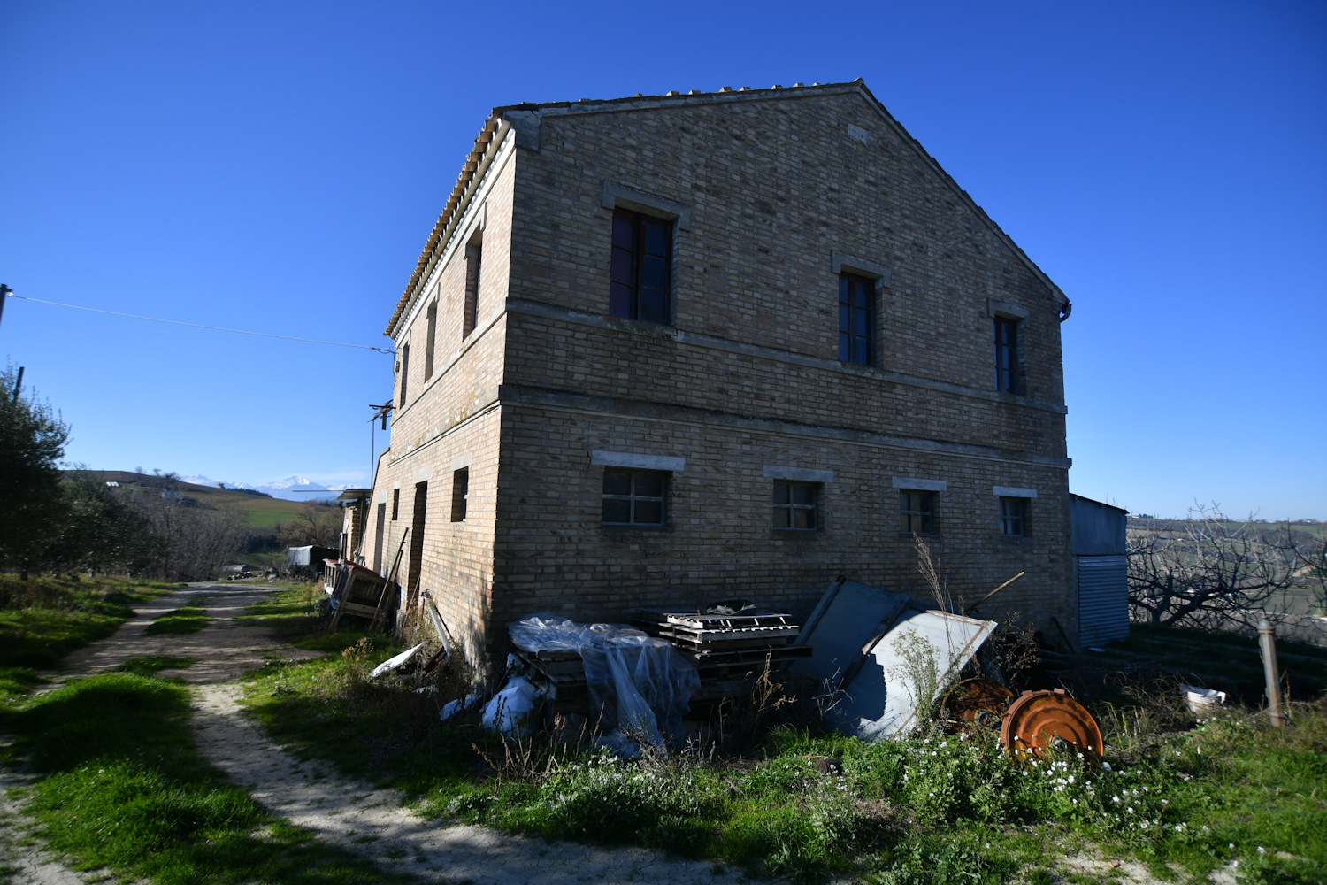 Farmhouse with Sibillini Mountains view