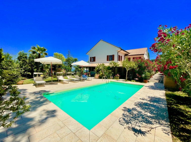 Country house with pool and seaview