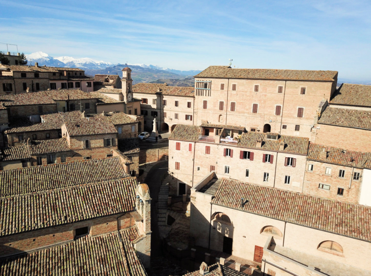 Town house in Montalto Marche