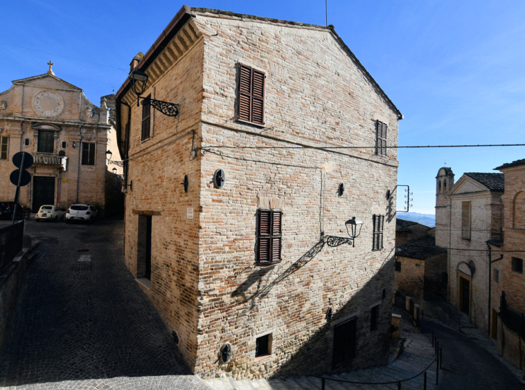 Town house in Montalto Marche
