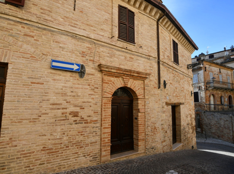 Town house in Montalto Marche