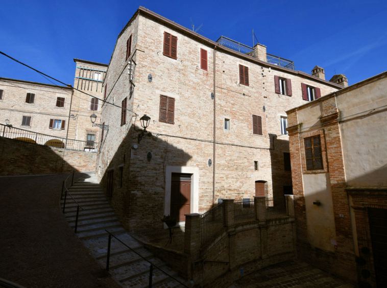Town house in Montalto Marche