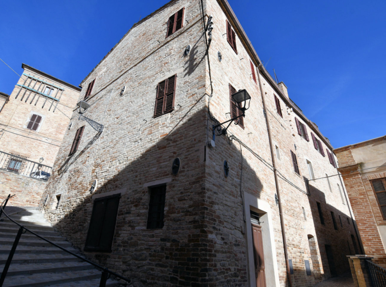 Town house in Montalto Marche