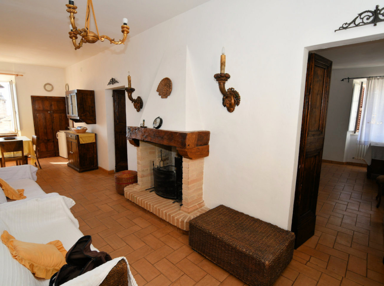Town house in Montalto Marche