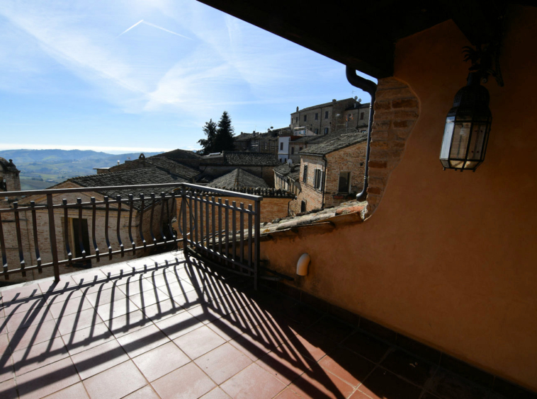 Town house in Montalto Marche