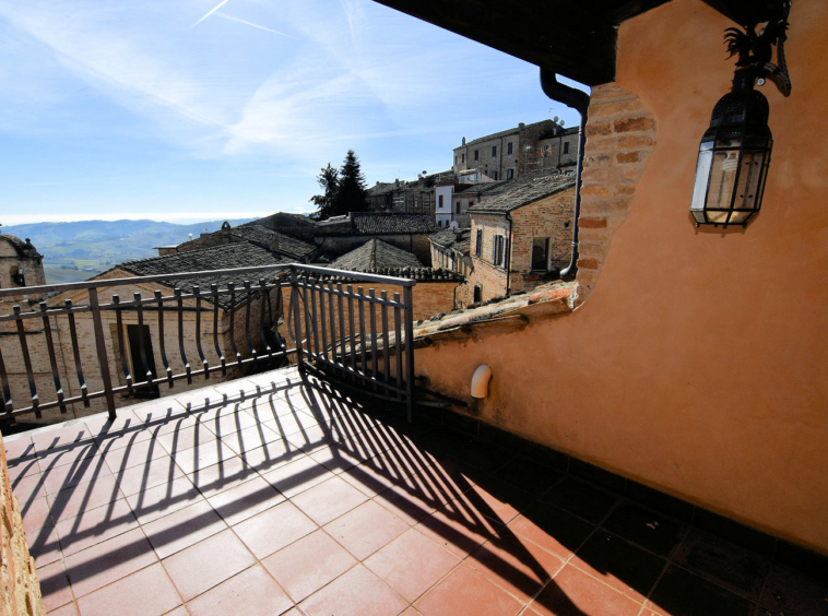 Town house in Montalto Marche