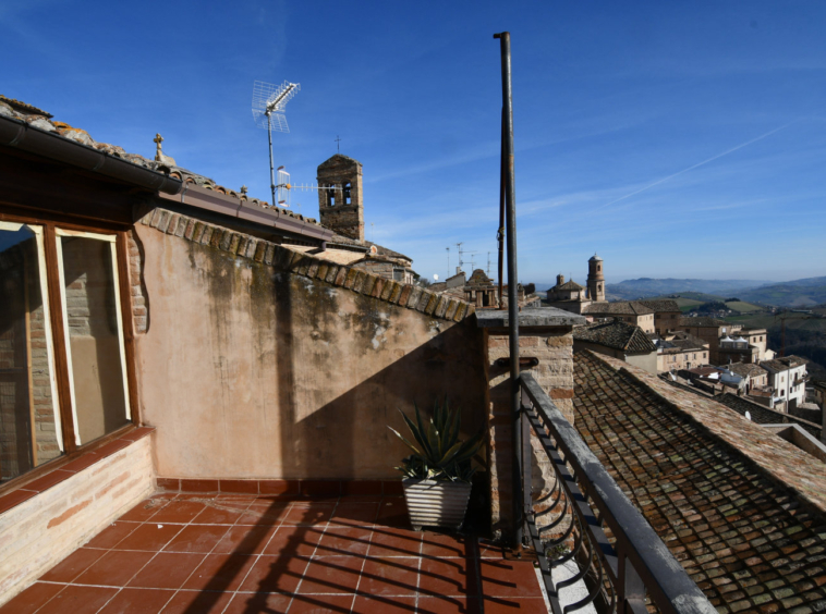 Town house in Montalto Marche