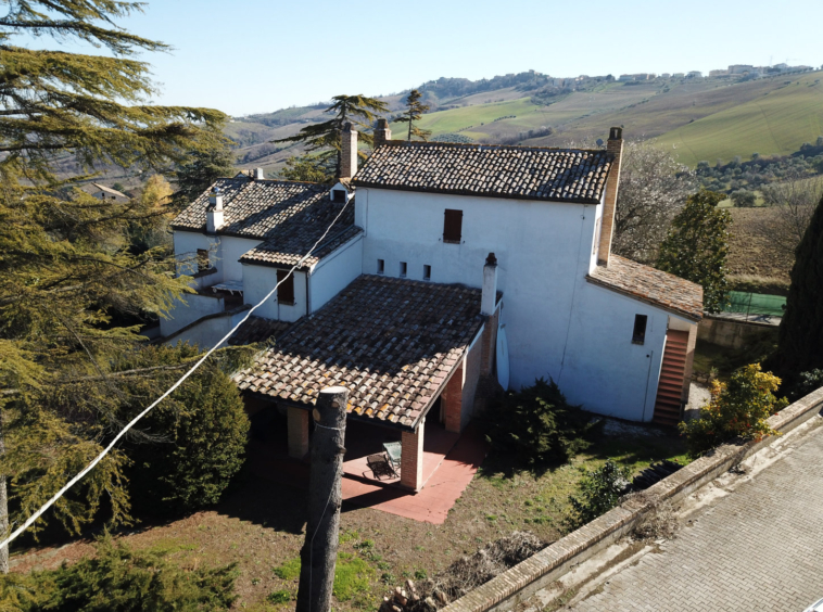 Country hosue with pool in le marche