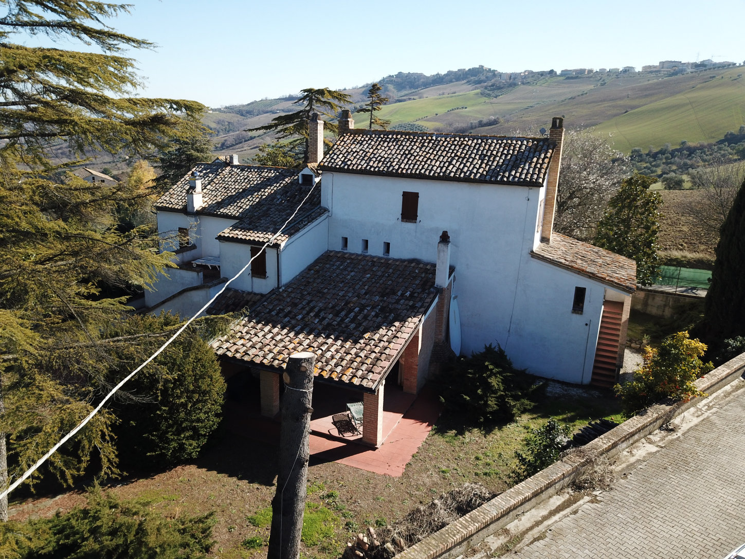 Country hosue with pool in le marche