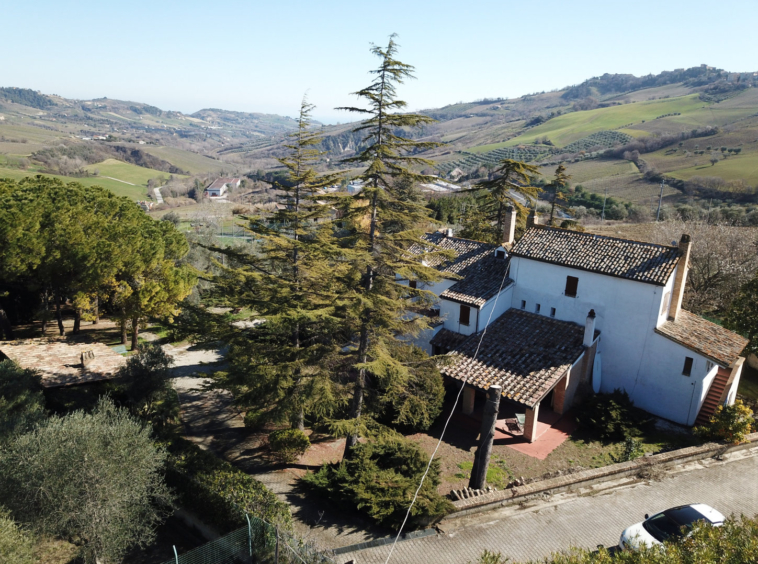 Country hosue with pool in le marche