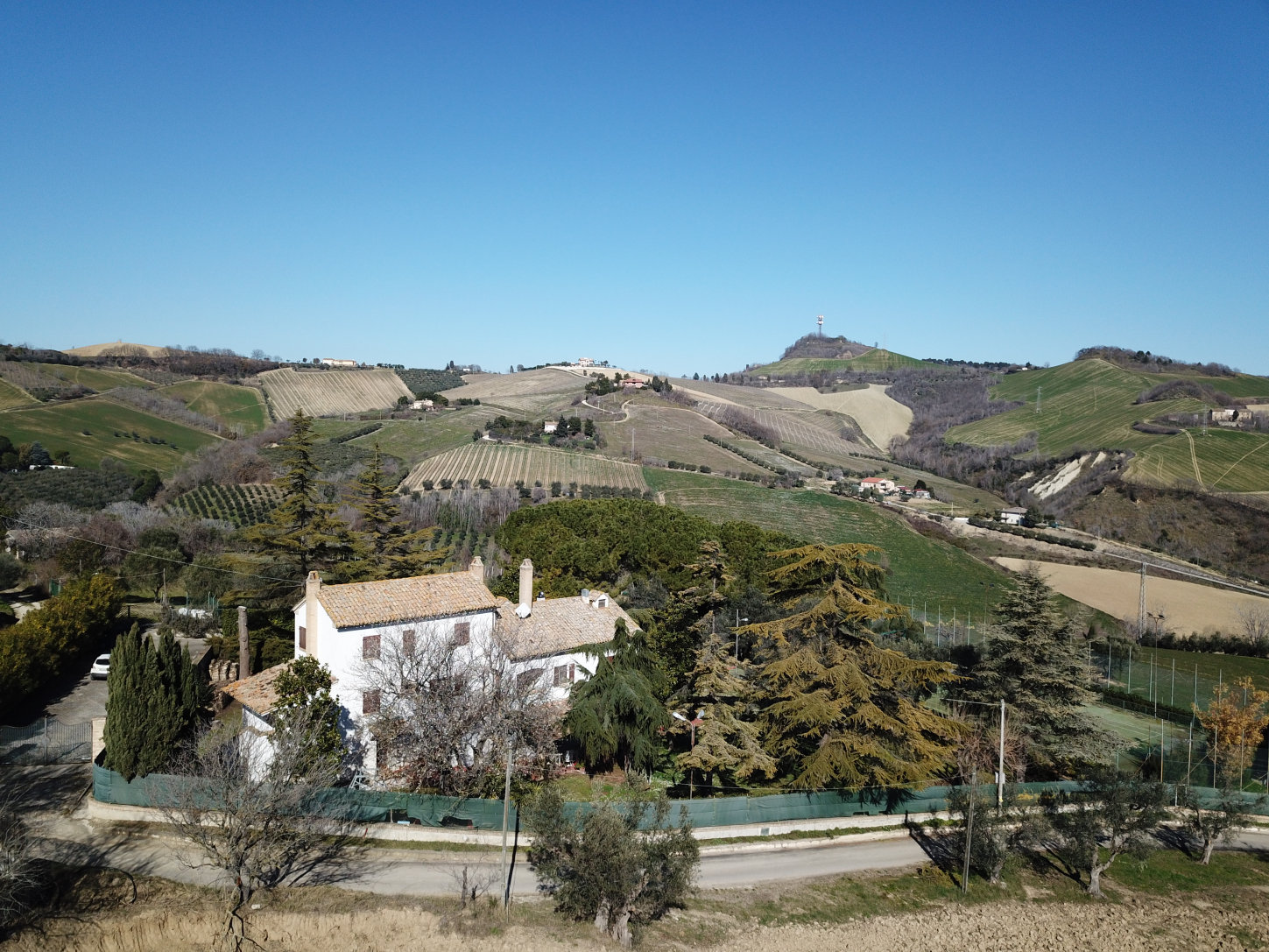 Country hosue with pool in le marche
