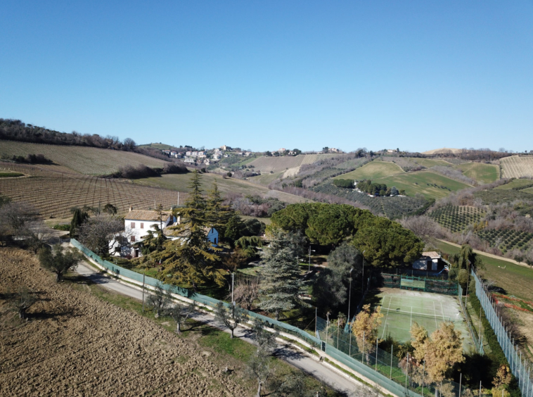 Country hosue with pool in le marche