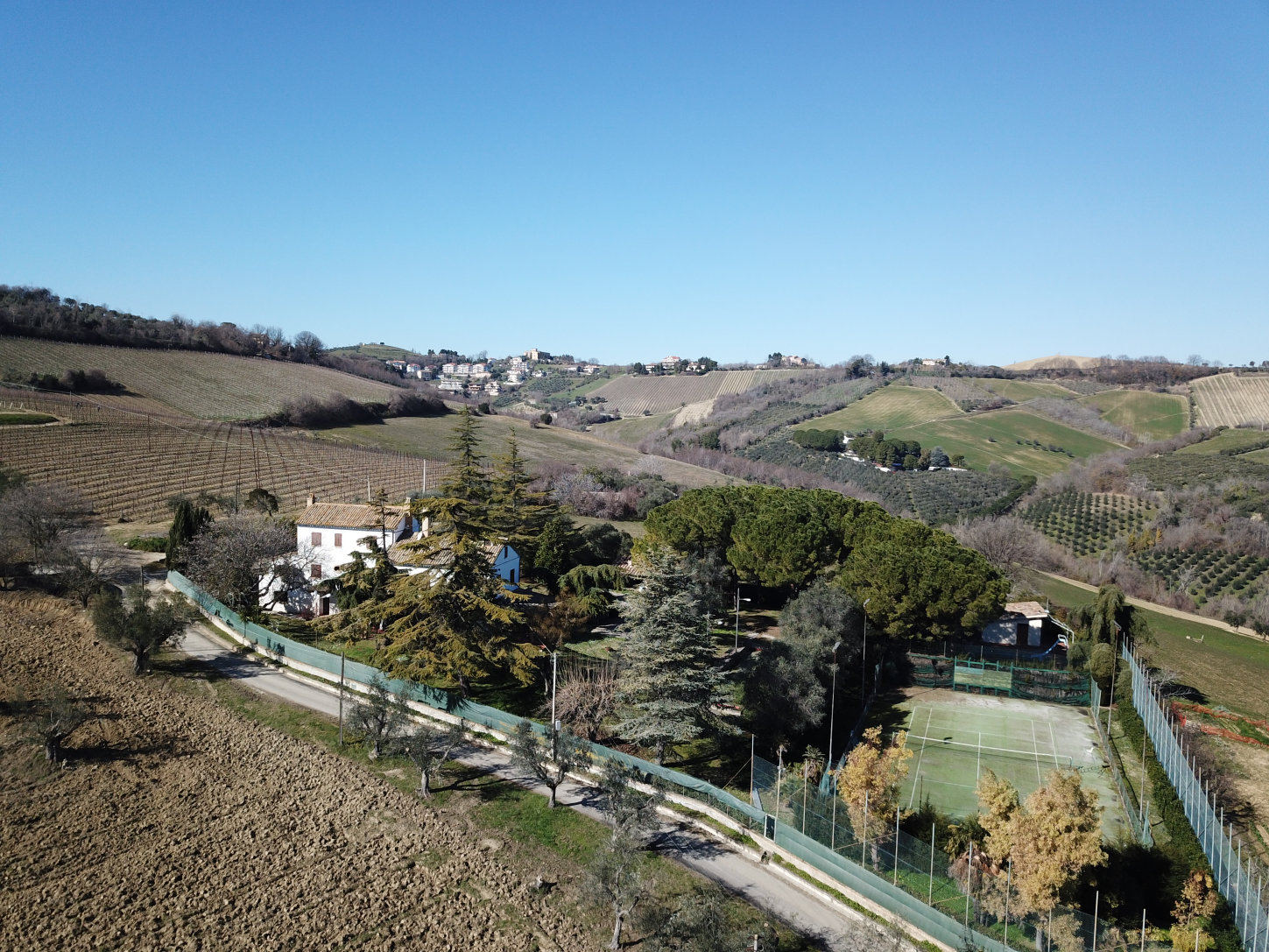 Country hosue with pool in le marche