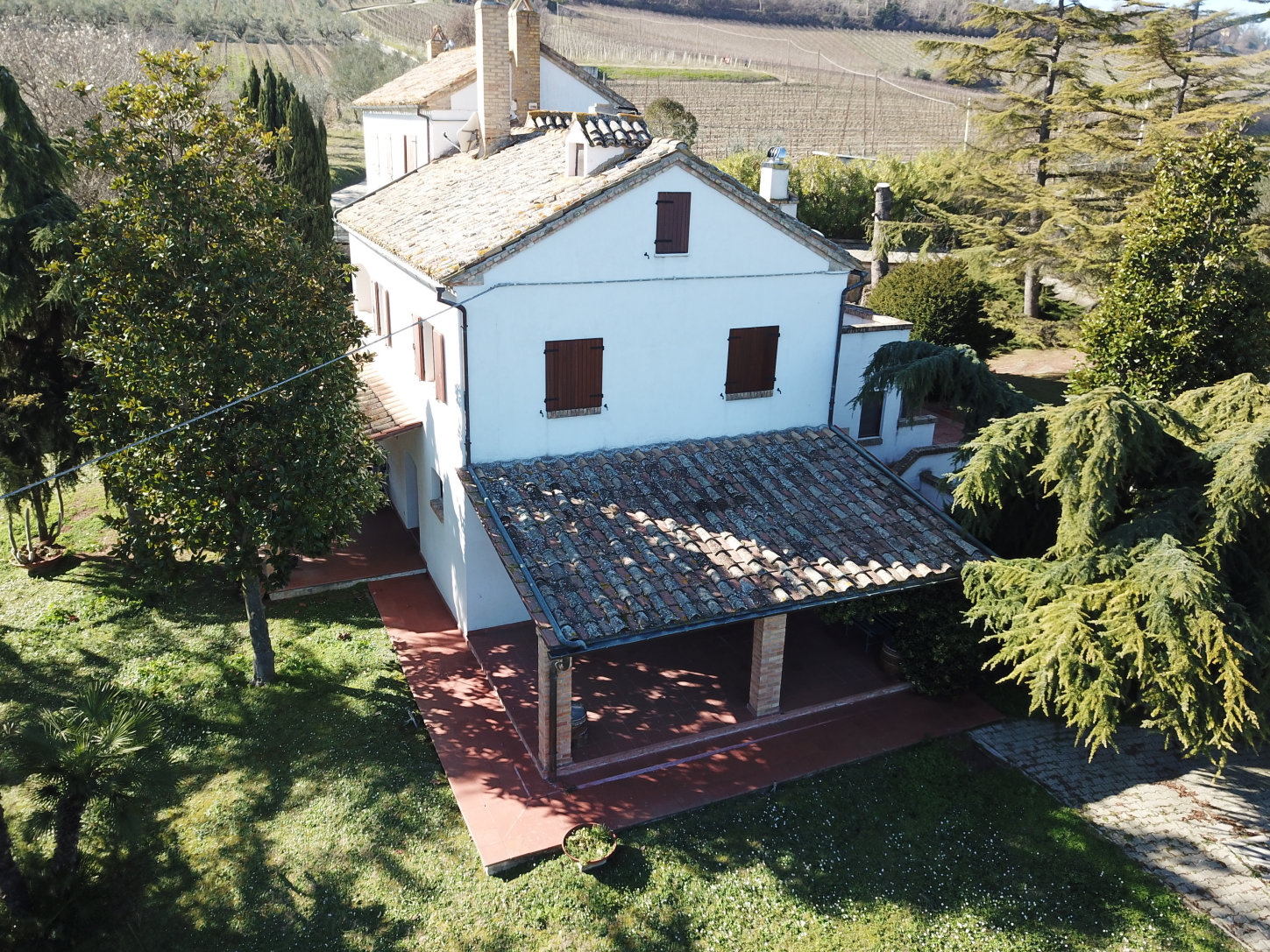 Country hosue with pool in le marche