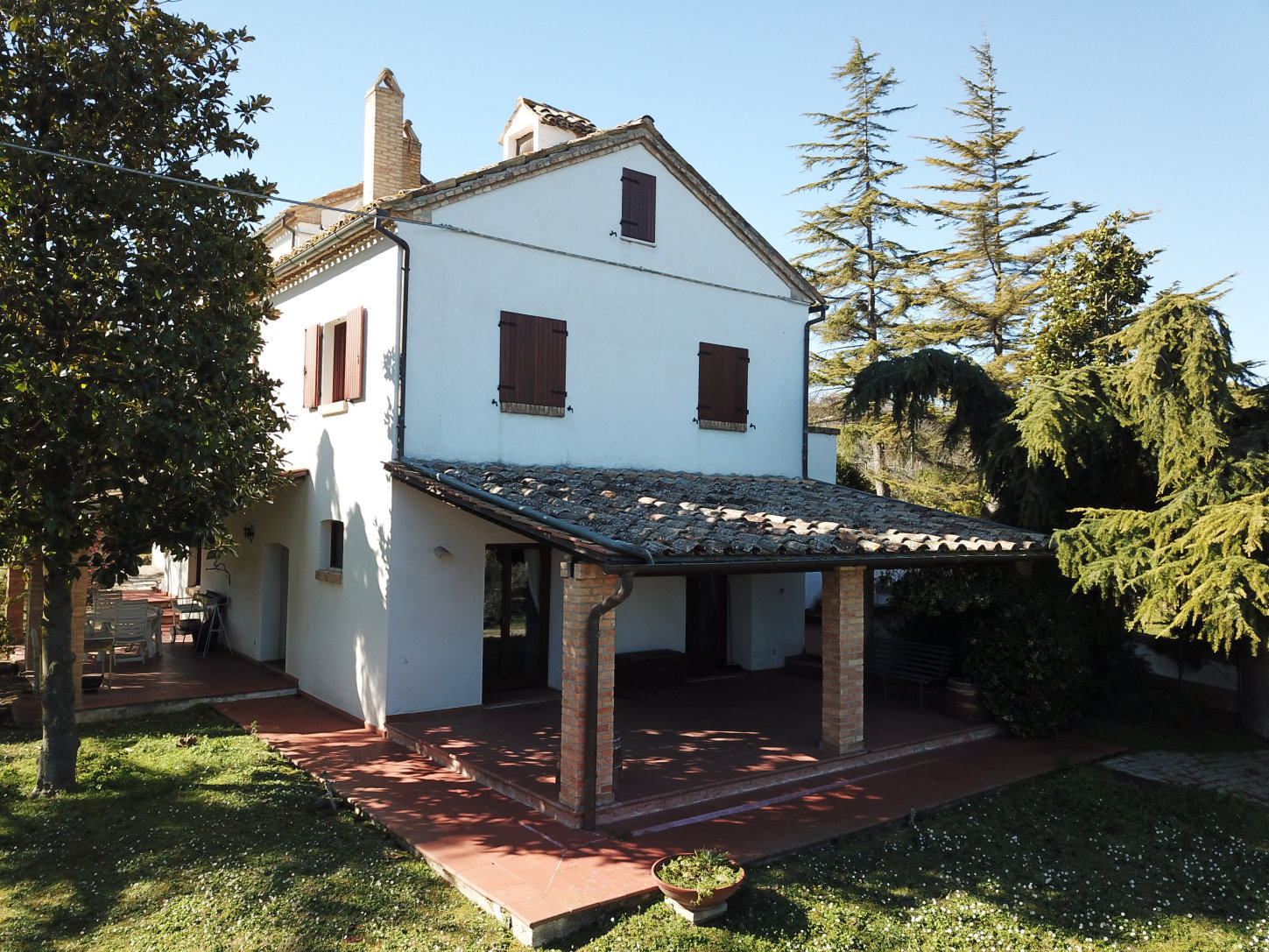 Country hosue with pool in le marche
