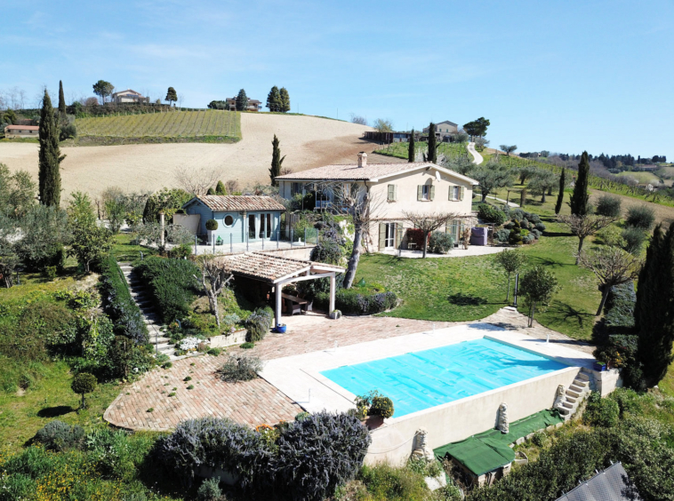 Country house with pool in Le Marche