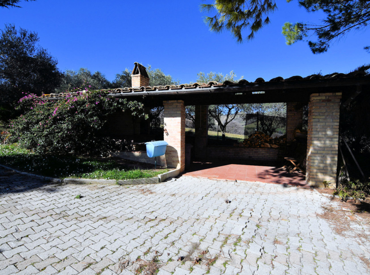 Country hosue with pool in le marche