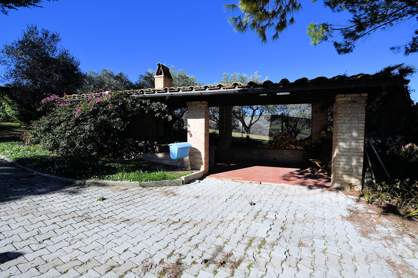 Country hosue with pool in le marche