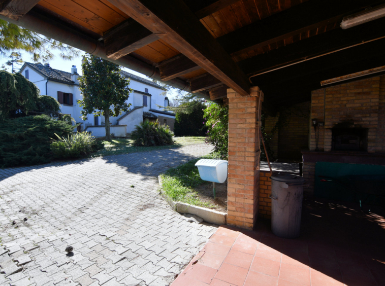 Country hosue with pool in le marche