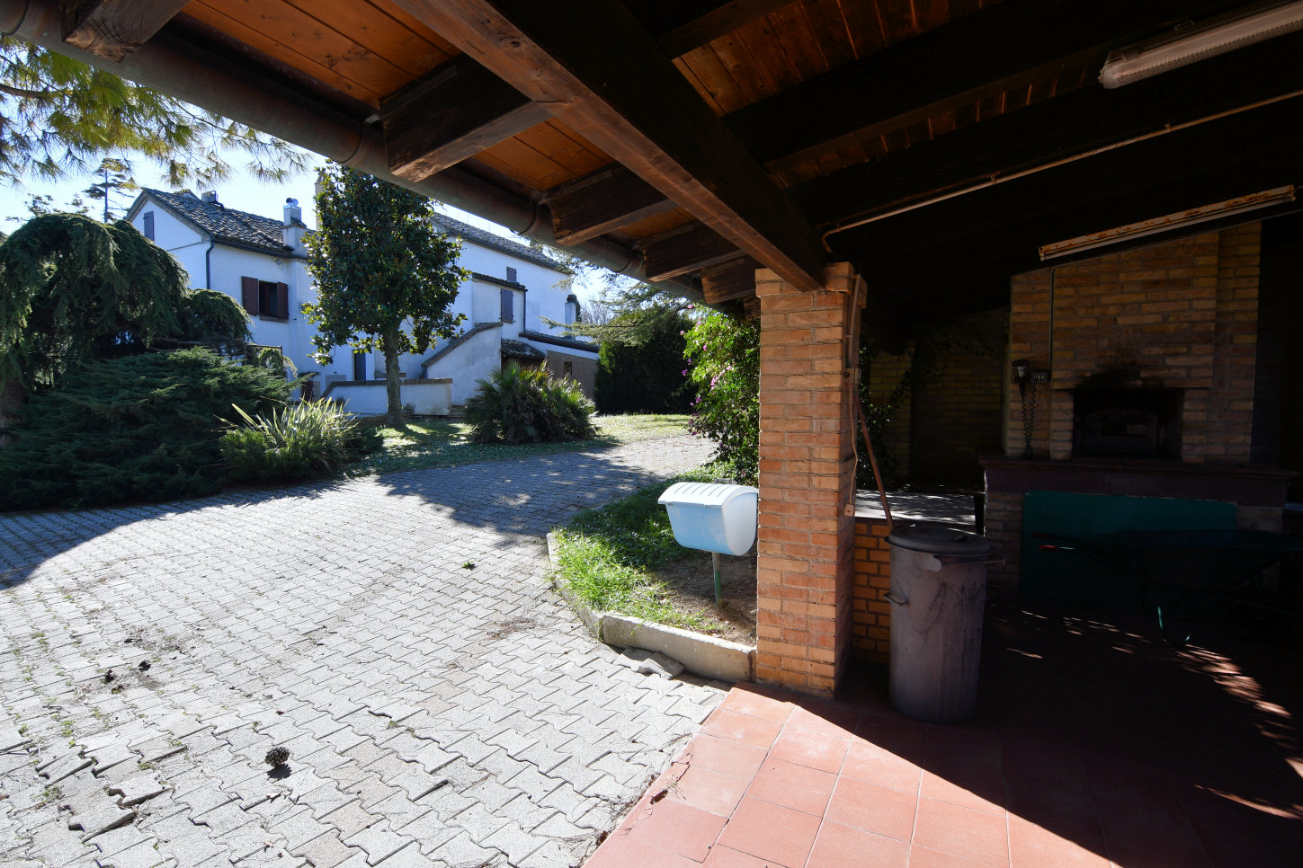 Country hosue with pool in le marche