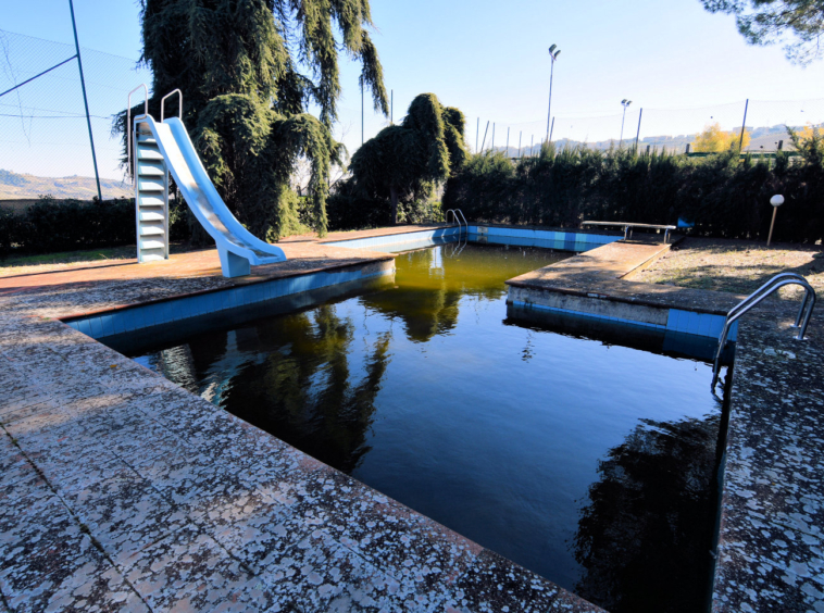 Country hosue with pool in le marche