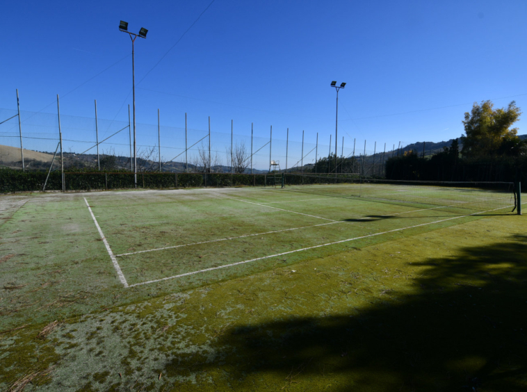 Country hosue with pool in le marche