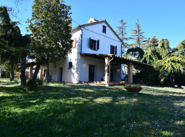 Country hosue with pool in le marche