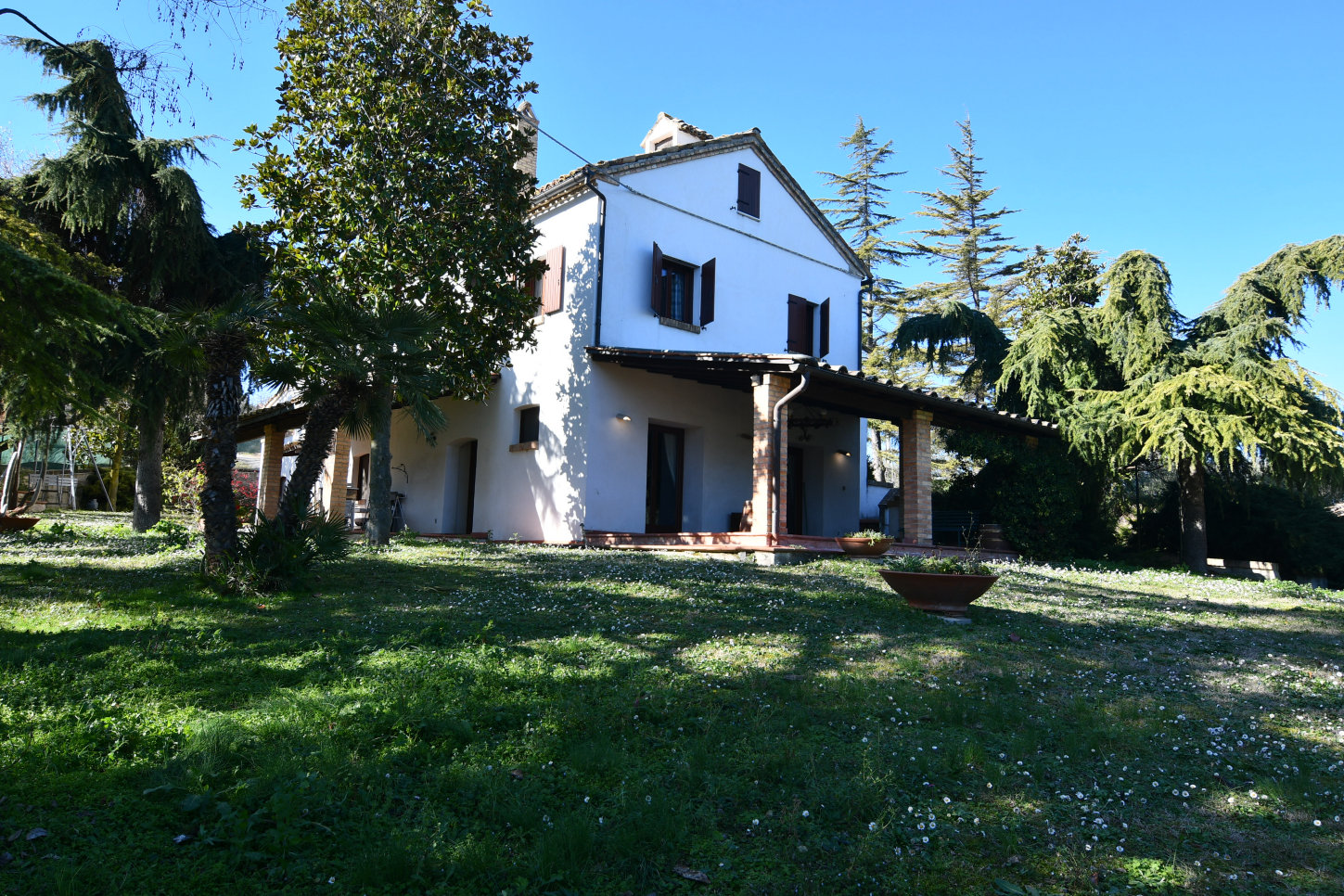 Country hosue with pool in le marche