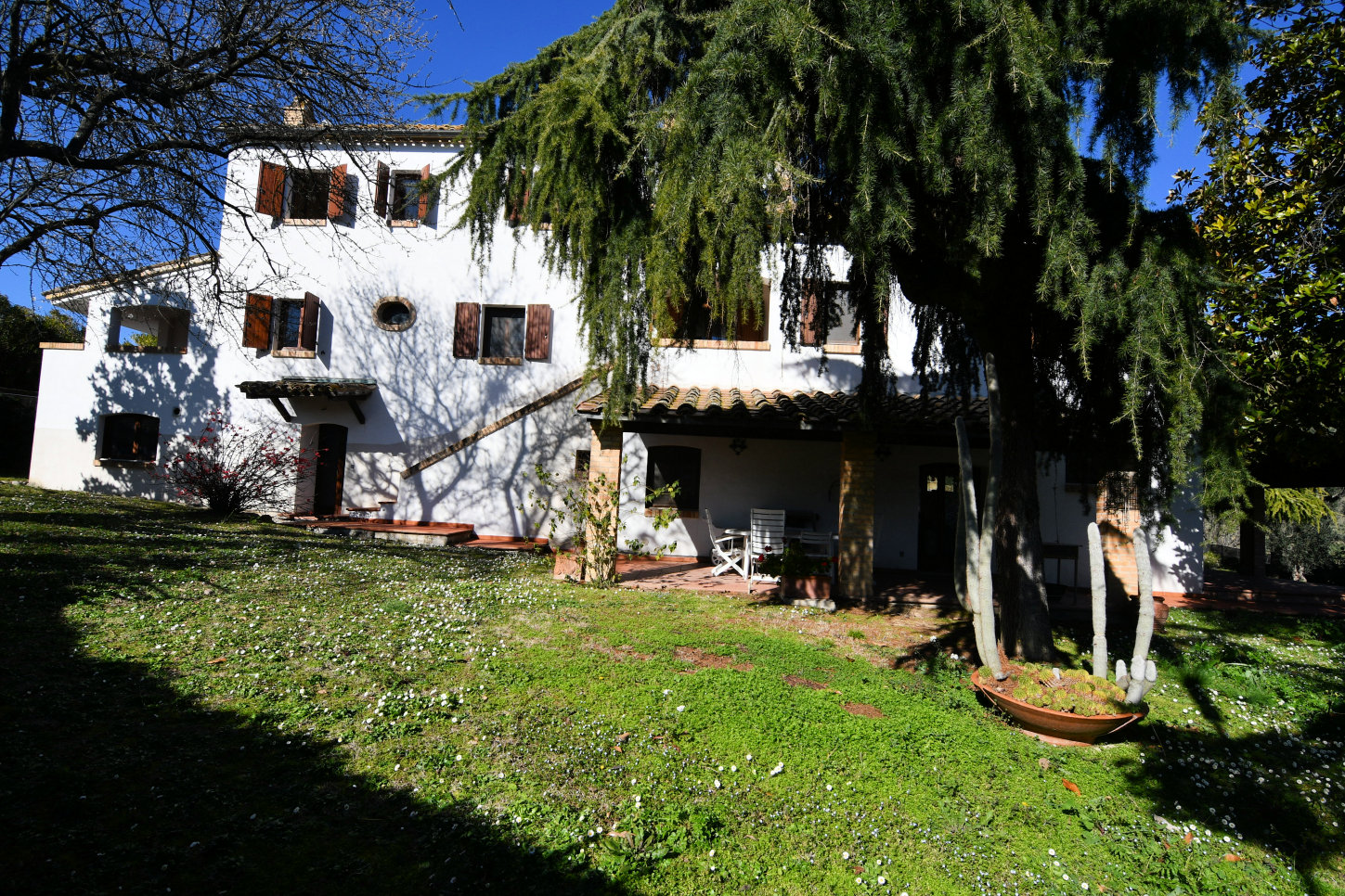 Country hosue with pool in le marche