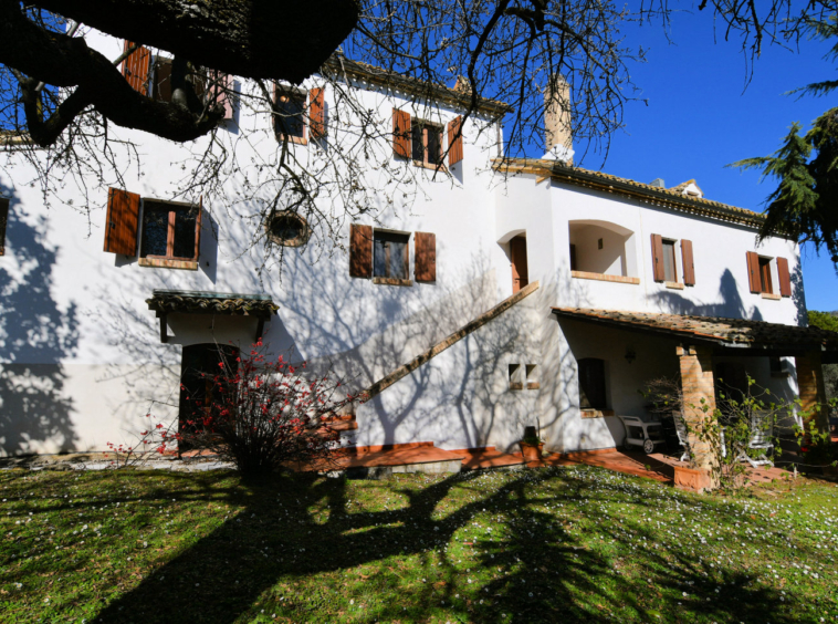Country hosue with pool in le marche