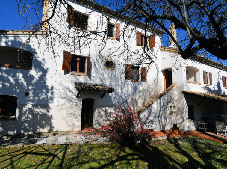 Country hosue with pool in le marche
