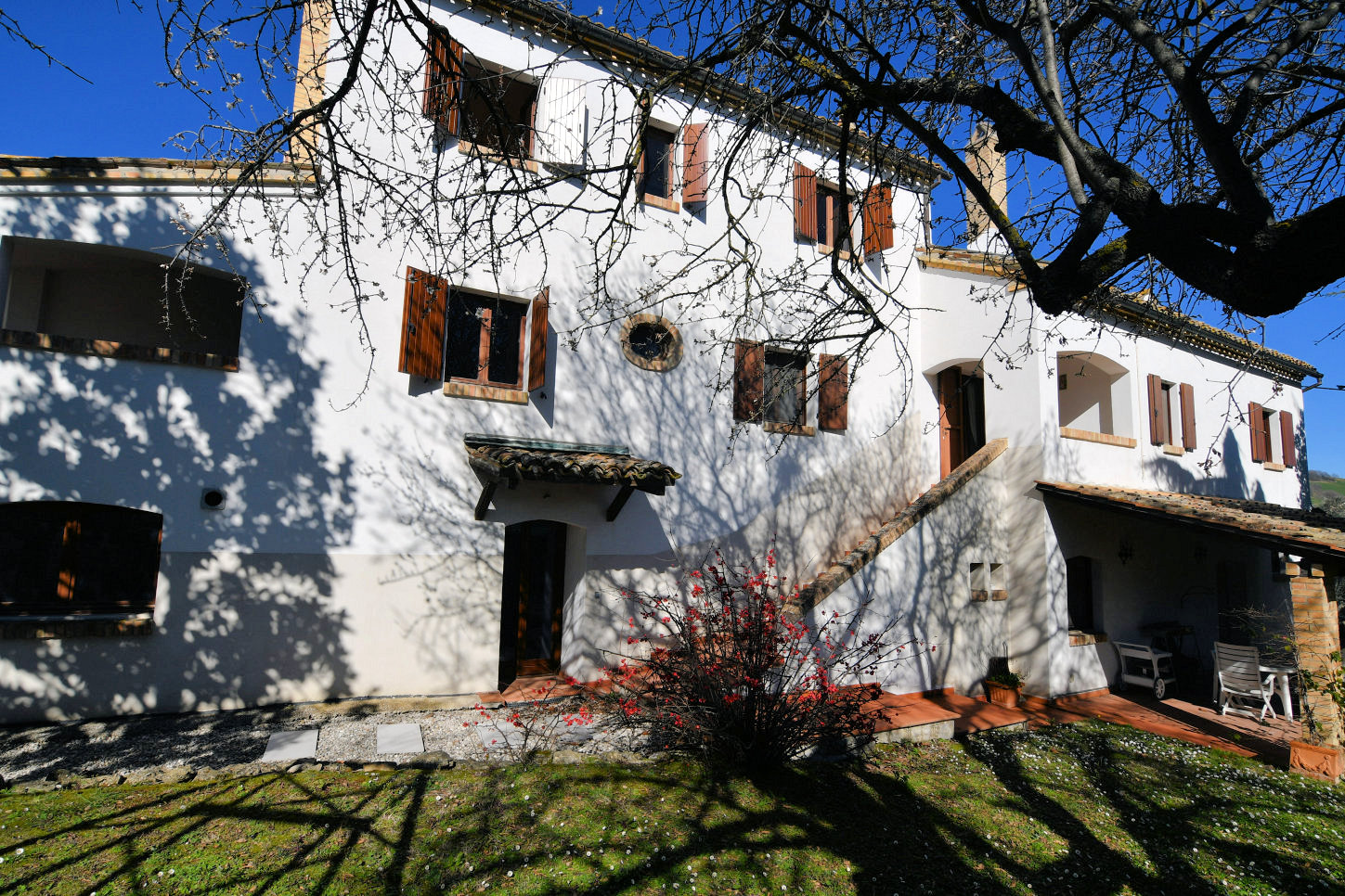 Country hosue with pool in le marche