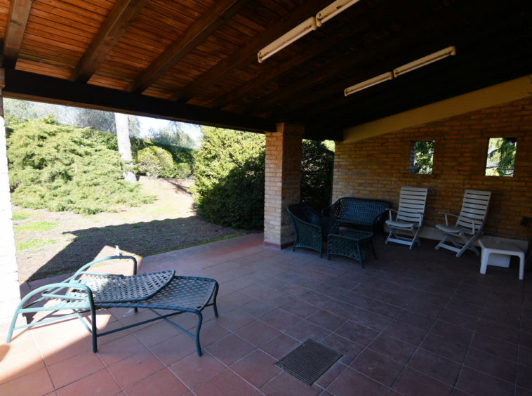 Country hosue with pool in le marche