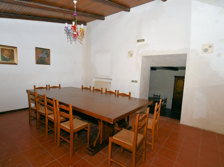 Country hosue with pool in le marche