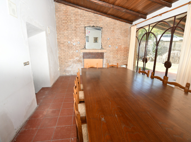 Country hosue with pool in le marche