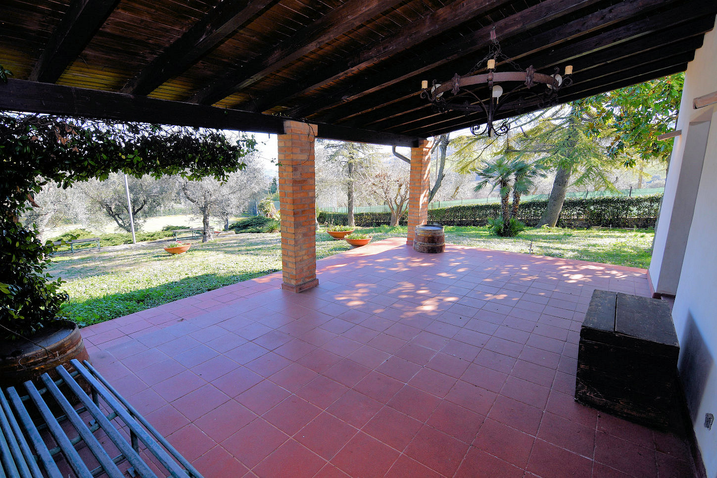 Country hosue with pool in le marche