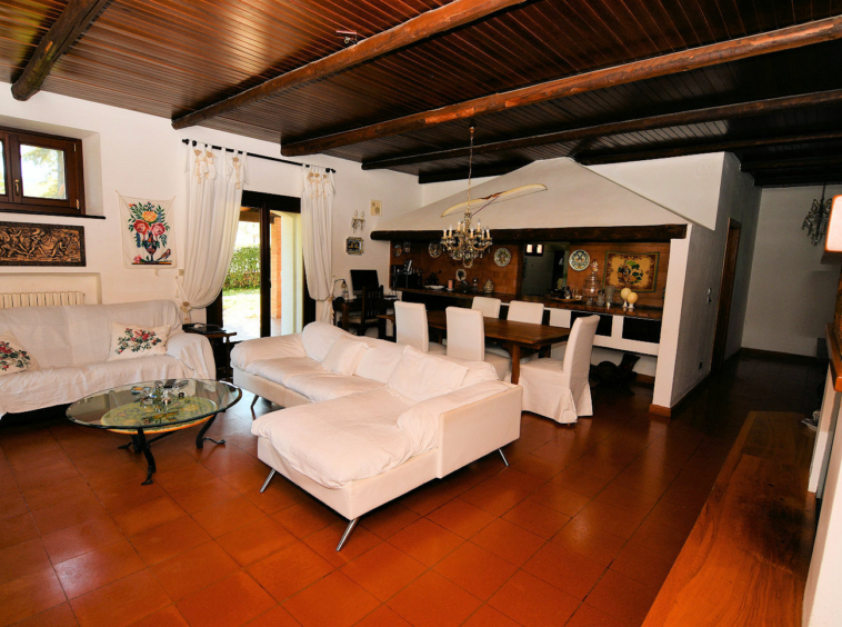 Country hosue with pool in le marche