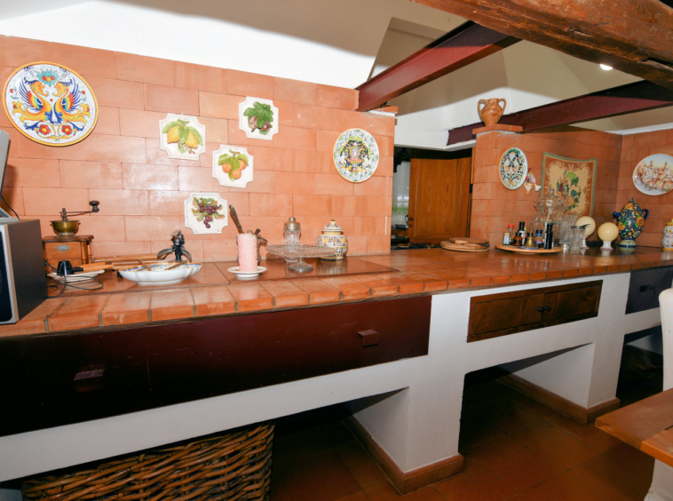 Country hosue with pool in le marche