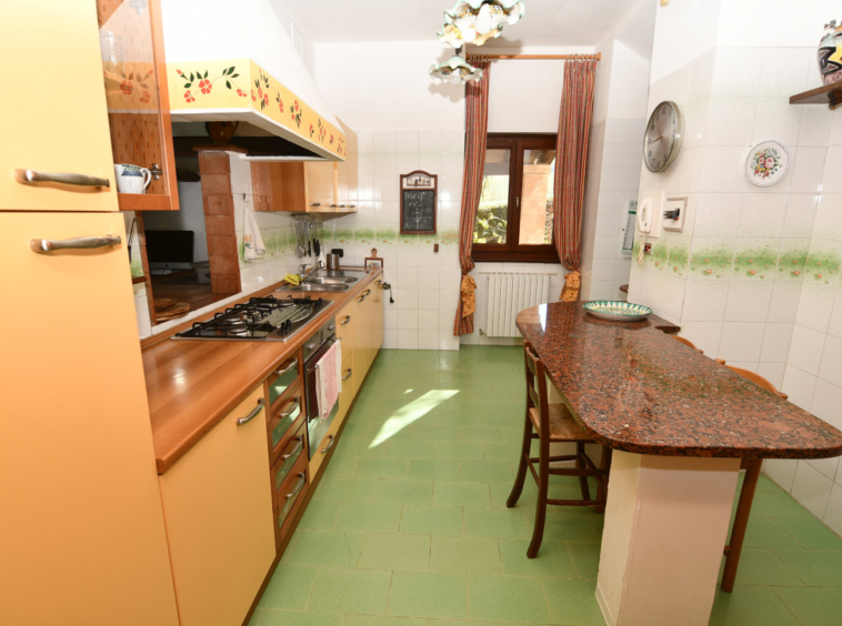 Country hosue with pool in le marche