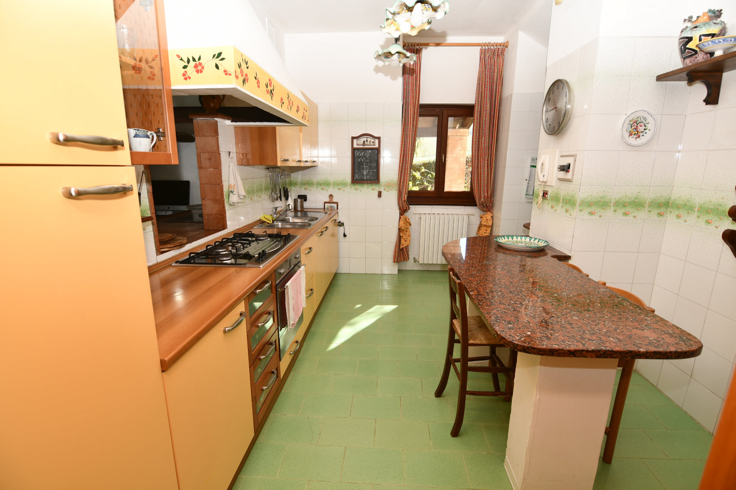 Country hosue with pool in le marche