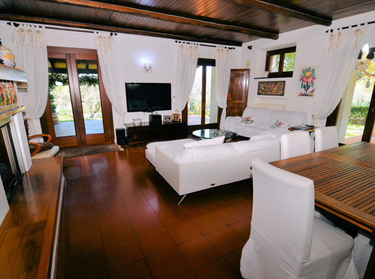 Country hosue with pool in le marche