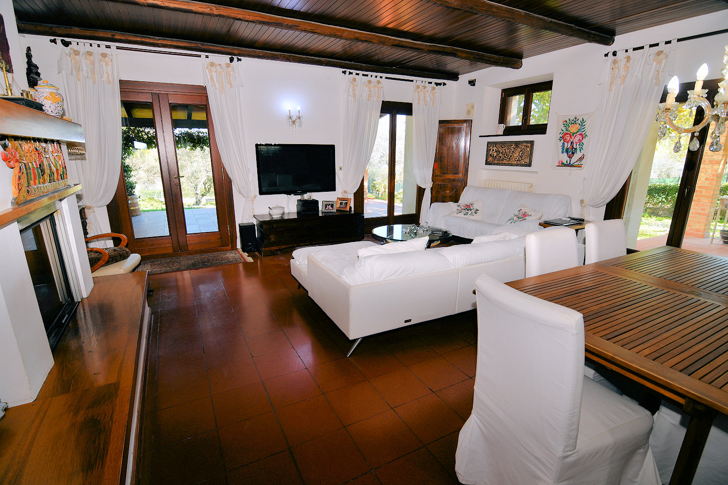 Country hosue with pool in le marche