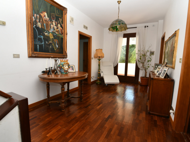 Country hosue with pool in le marche