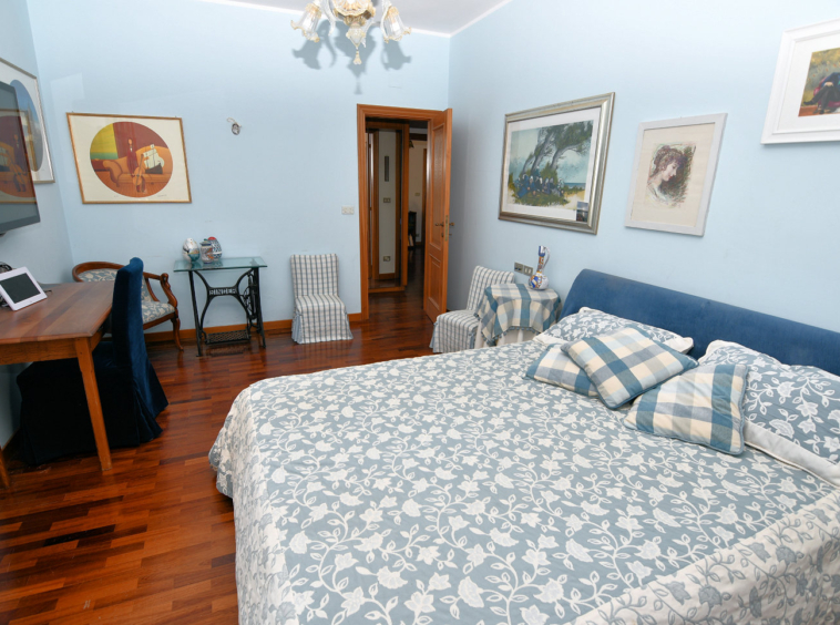 Country hosue with pool in le marche